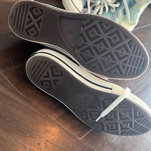 Beautiful like new multi color Converse m/6 w/8 - Picture 2 of 4
